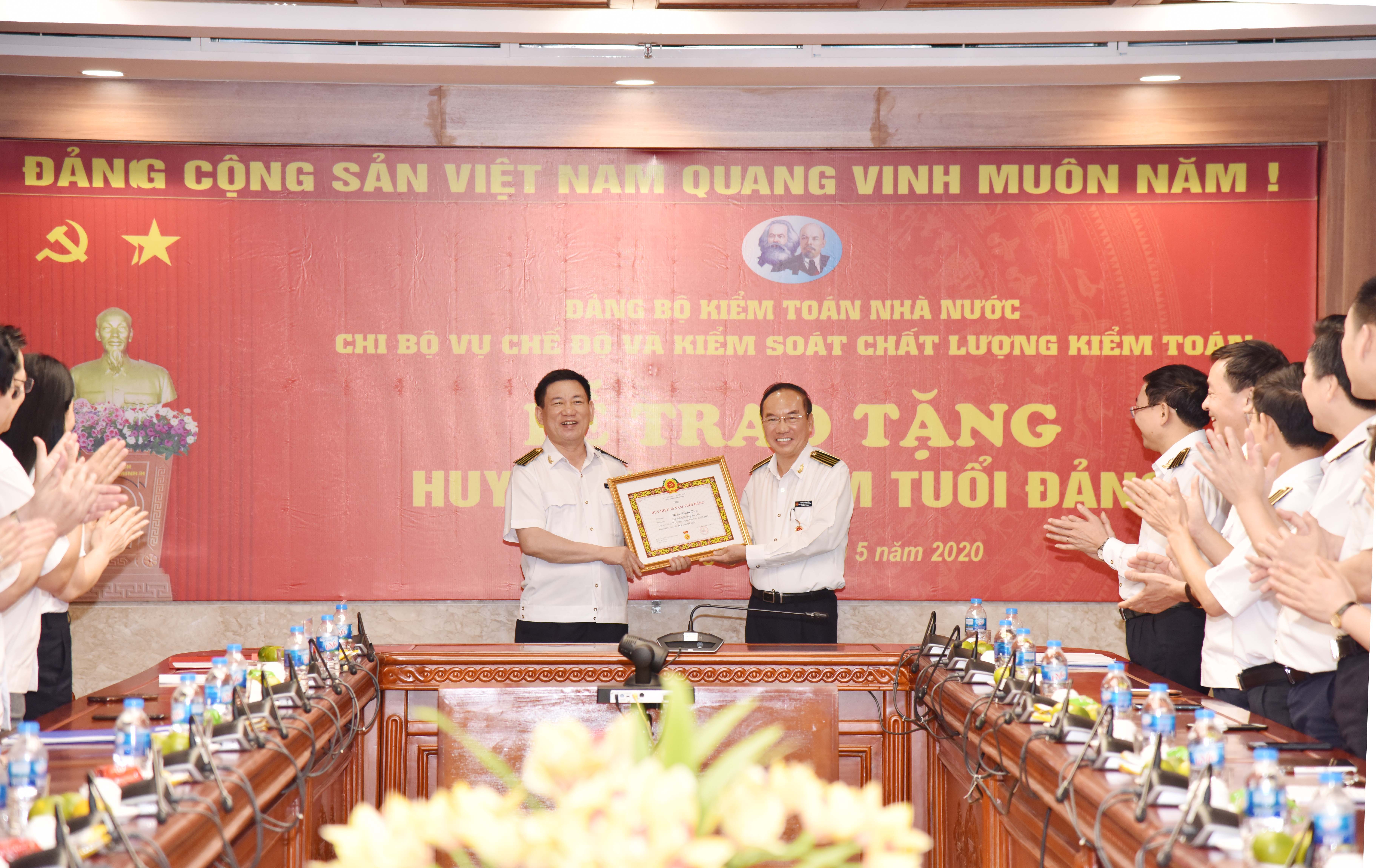 Trao tặng huy hiệu 30 năm tuổi Đảng cho Phó Tổng Kiểm toán Nhà nước Đoàn Xuân Tiên